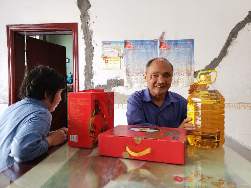 我校开展端午节前精准扶贫走访慰问活动