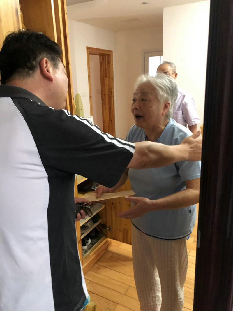 国庆前夕学校党委书记朱长安走访慰问离休干部、老党员