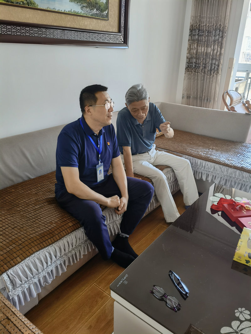 市卫校慰问荣获“光荣在党50周年”纪念章的老同志
