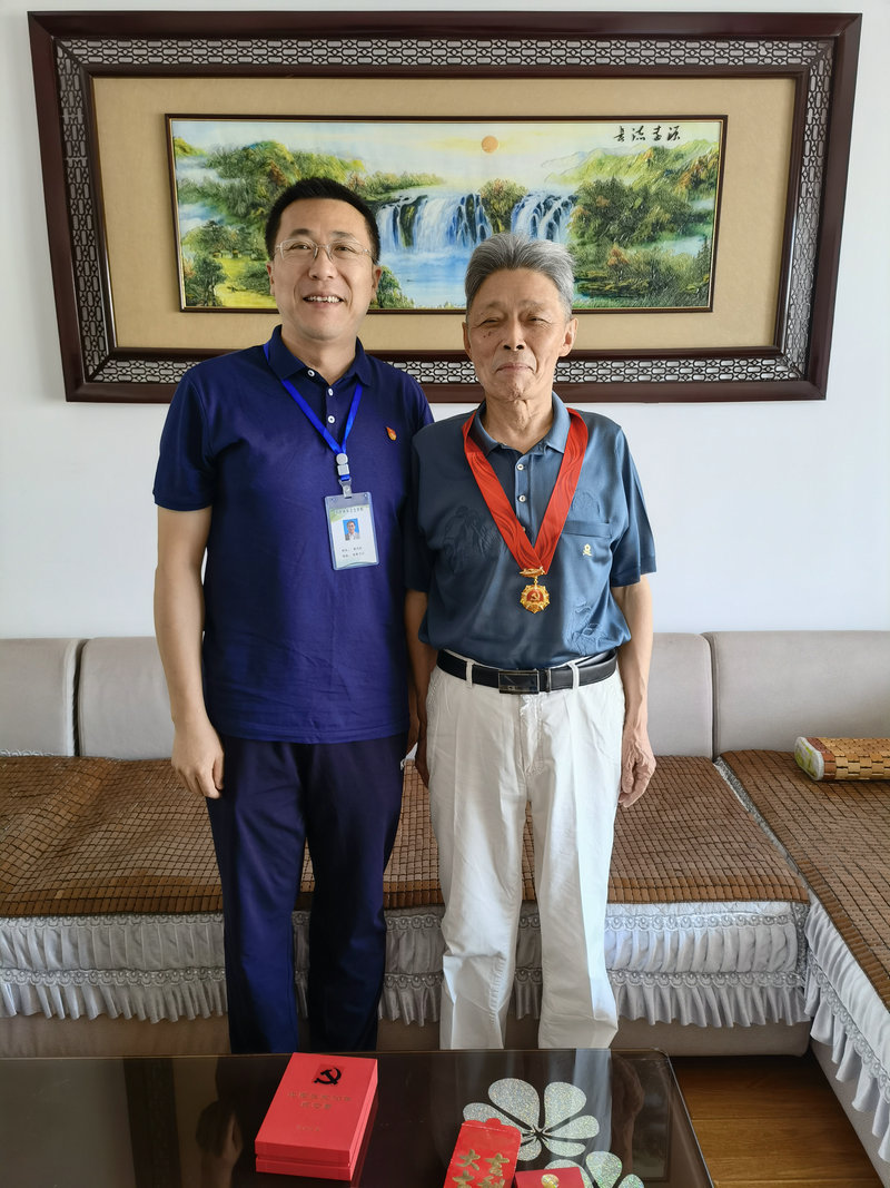 市卫校慰问荣获“光荣在党50周年”纪念章的老同志